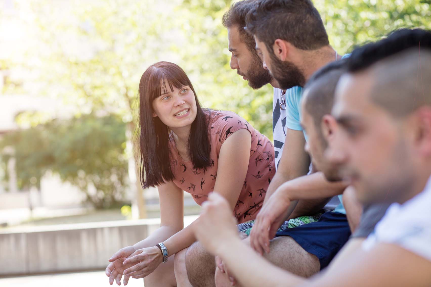International Gruppe Studierende unterhalten sich