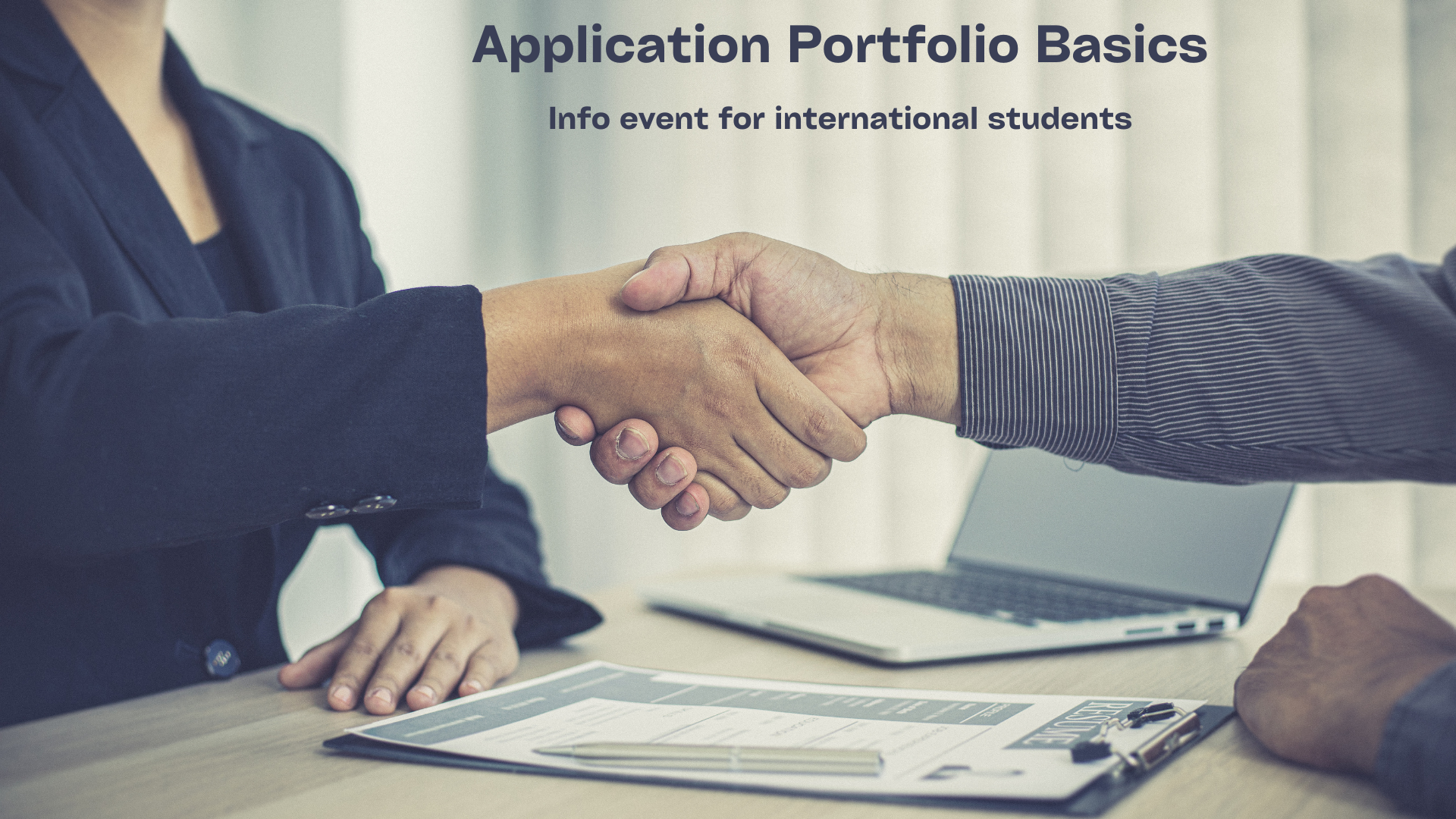 Man sieht zwei Hände, die sich über einem Tisch schütteln. Es scheint ein professionelles Setting zu sein, mit Anzug und Laptop.