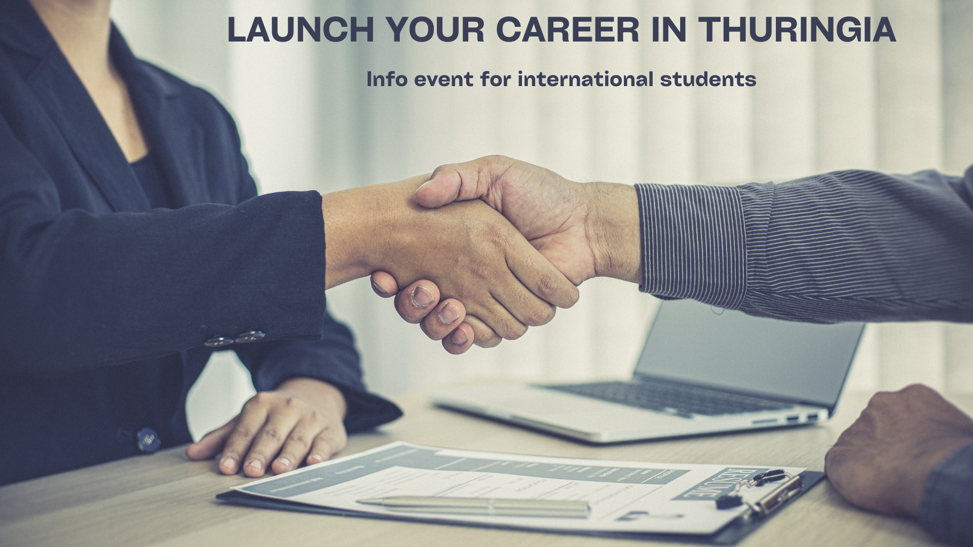 zu sehen sind zwei Hände, die sich über einem Tisch schütteln.