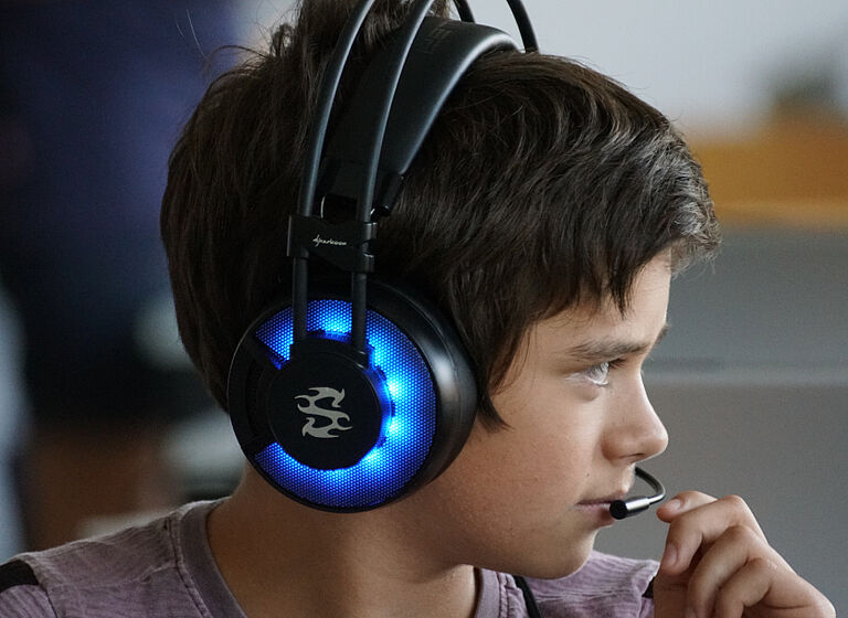 Junge mit Headset