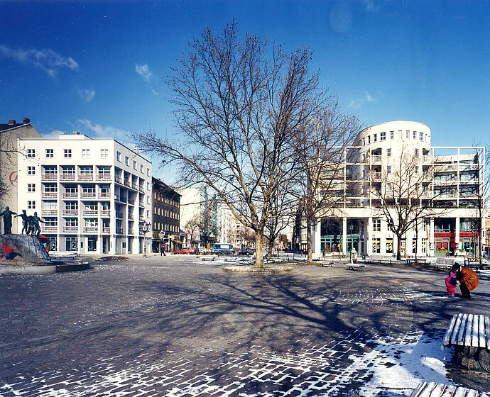 Foto des Platzes mit Studentenheim und Solitär