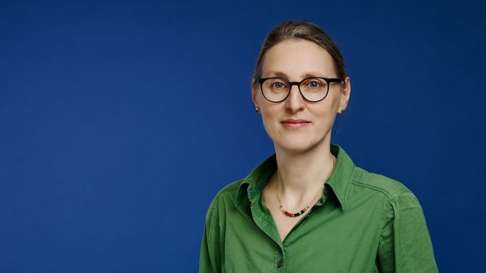 Portraitbild Frau Landwehr in gr&uuml;ner Bluse