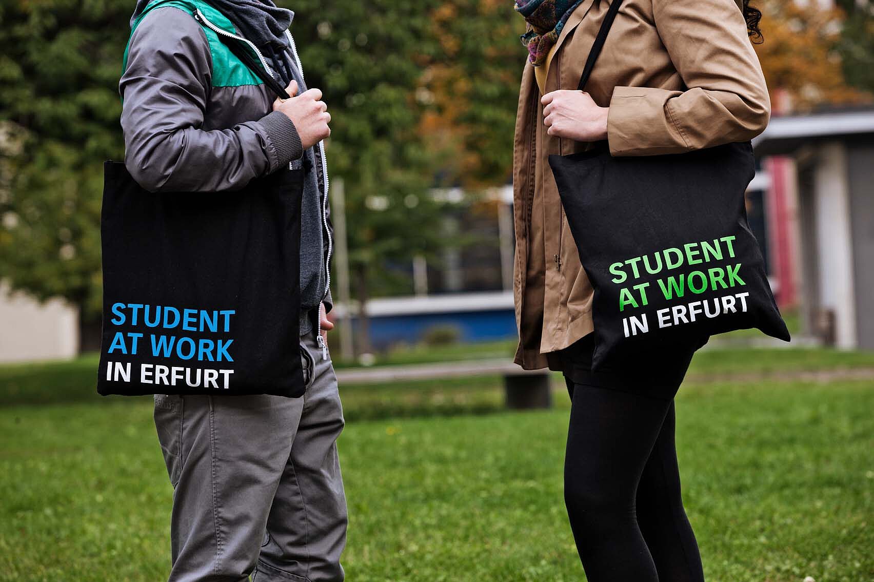 Studierende tragen FH-Beutel