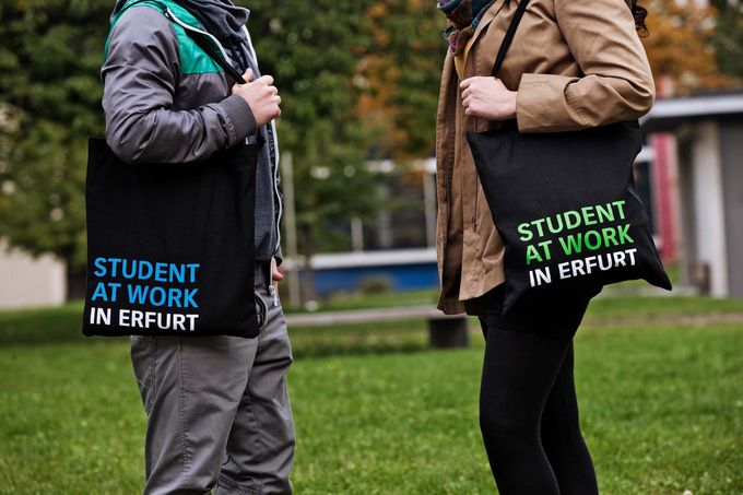 Studierende tragen FH-Beutel