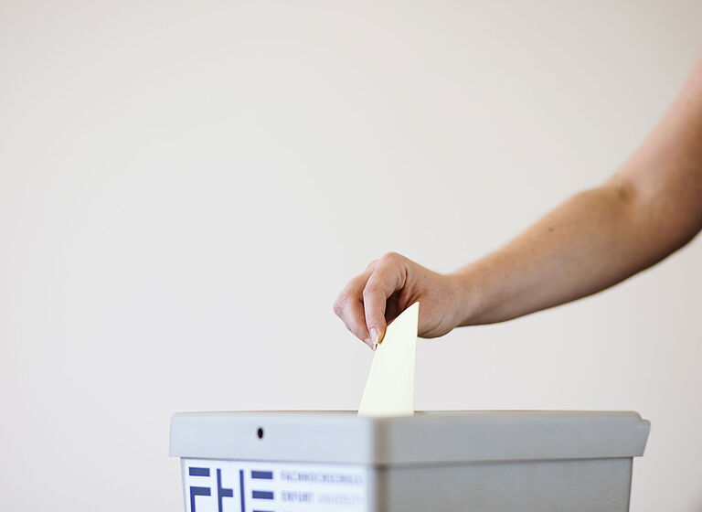 Stimmabgabe in Wahlurne