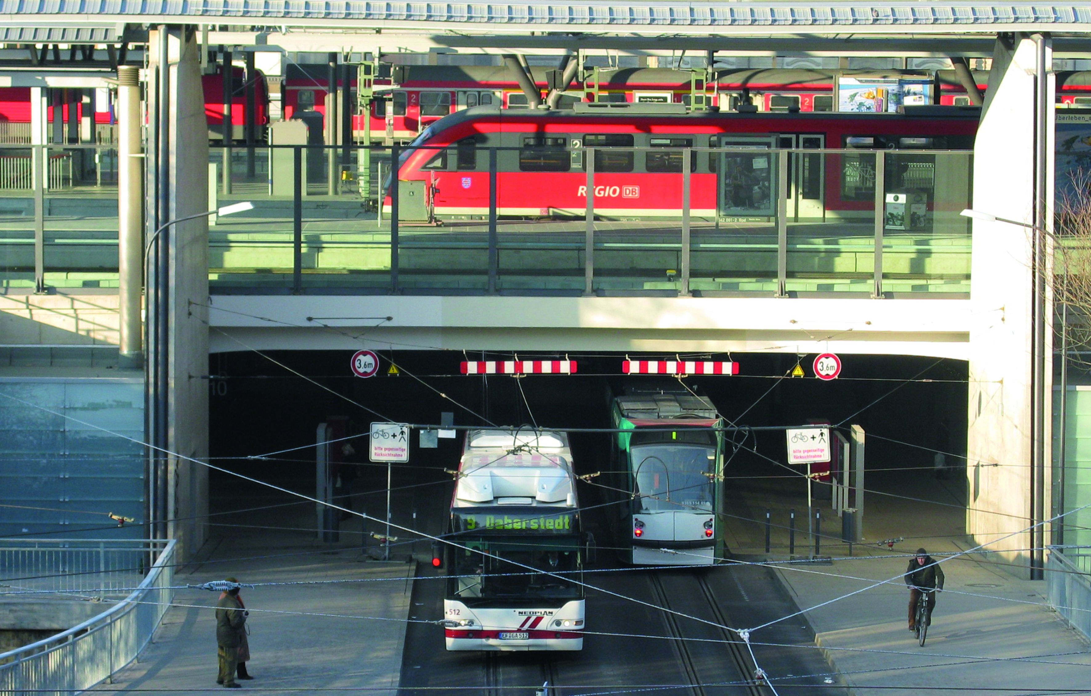 Bild: Erfurter Hauptbahnhof - Knotenpunkt für Zug, Bus, Straßenbahn   