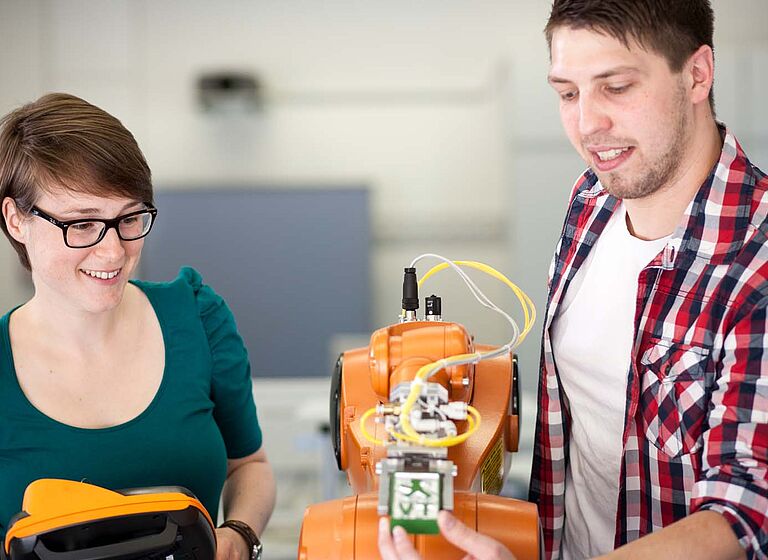 Studierende arbeiten an Projekt mit Kabeln