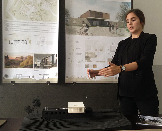 Das Foto zeigt die Studierende Anna Büttner bei der Präsentation des Inspektorenhauses