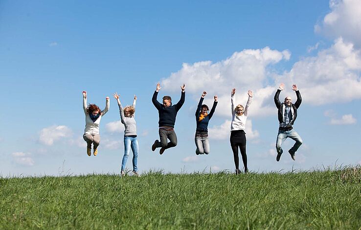 Gruppe Studierende mit Sprung in die Luft