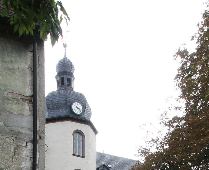 Das Foto zeigt den Turm von Schloss Wiehe