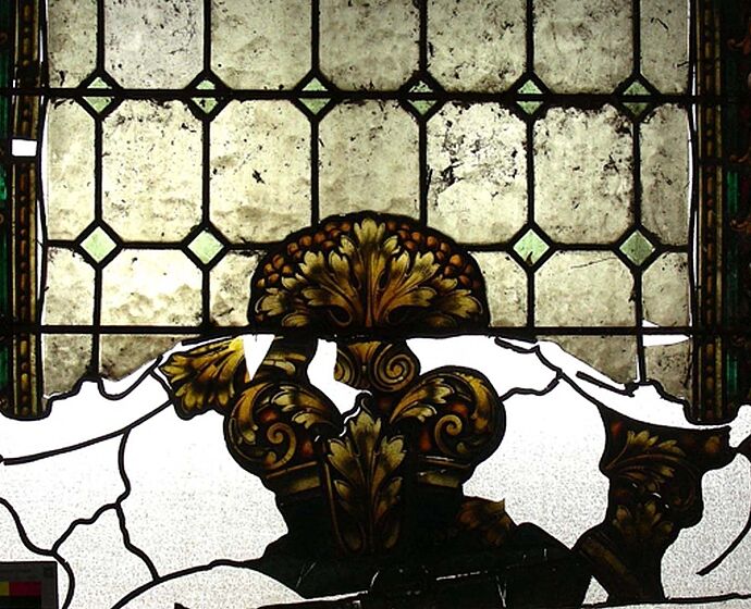Bleiglasfeld vor der Restaurierung