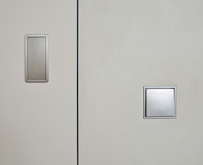 Das Foto zeigt zwei Schalter