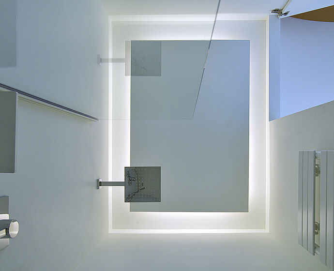 Das Foto zeigt die Decke der Dusche senkrecht von unten fotografiert