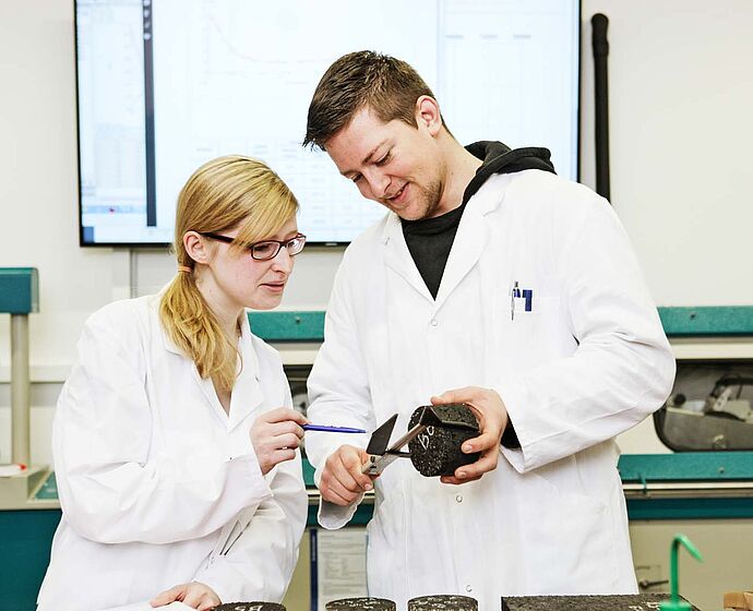 Studierende im Labor am Experiment 