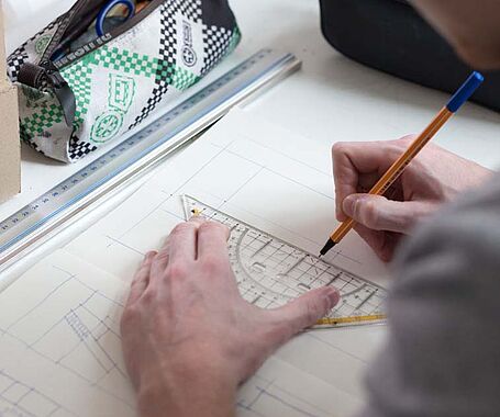 Studierender skizziert