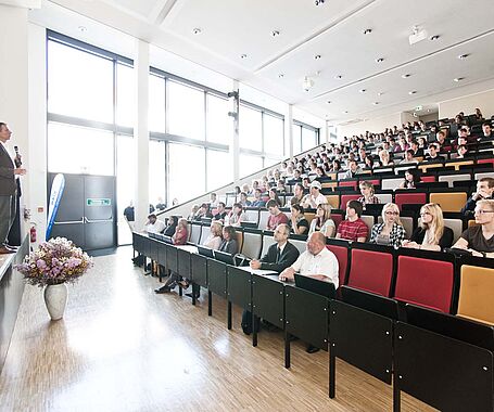 Gruppe Studierende in der Vorlesung im Hörsaal