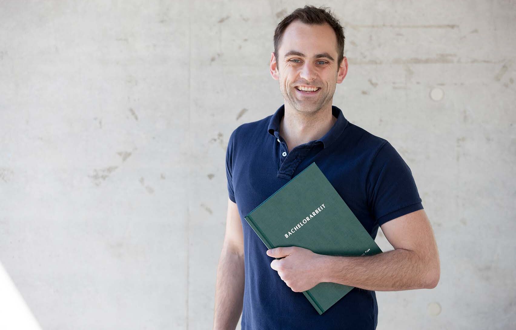 Studierender hält Zeugnis