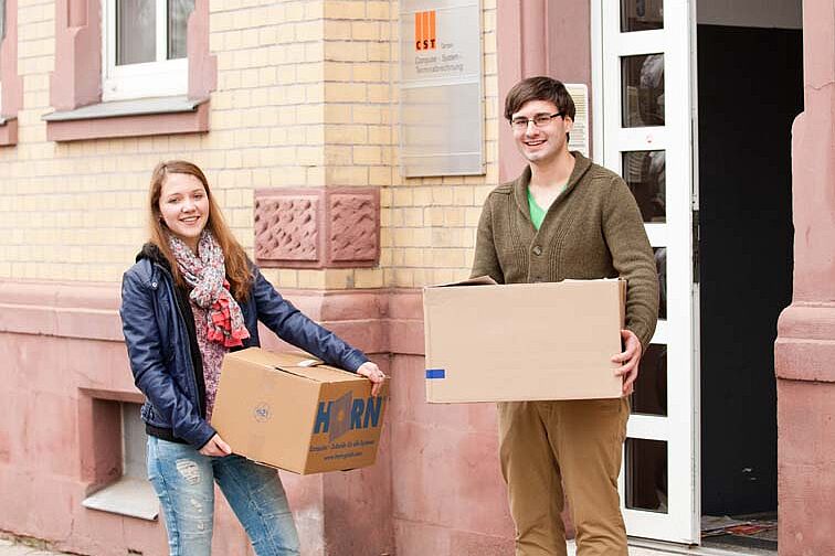 Studierende beim Umzug