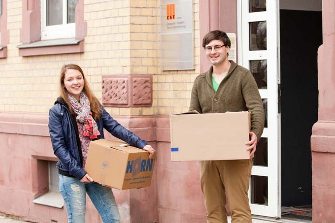 Studierende beim Umzug