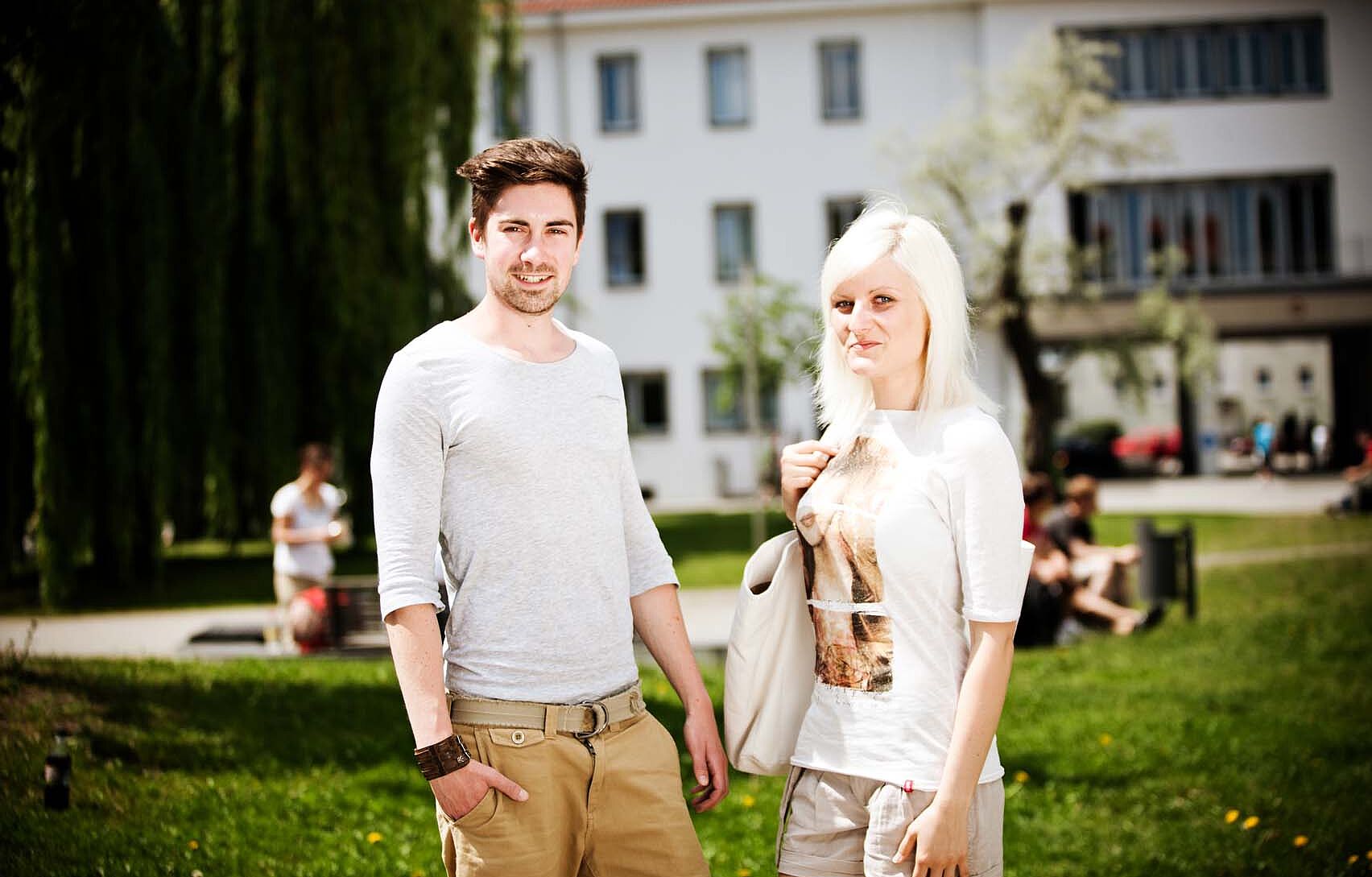 Gruppe Studierende auf dem Campus