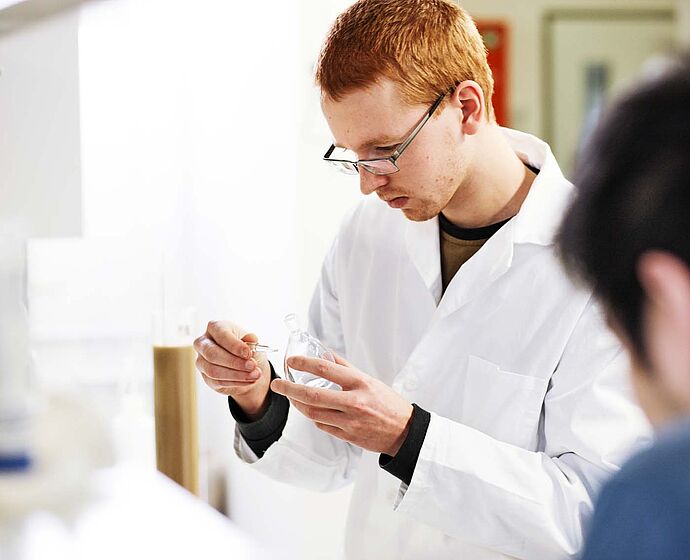 Studierender im Labor