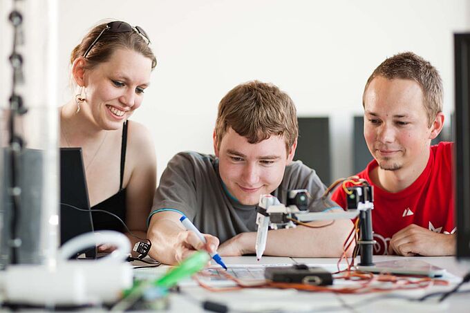 Gruppe Studierender im Labor