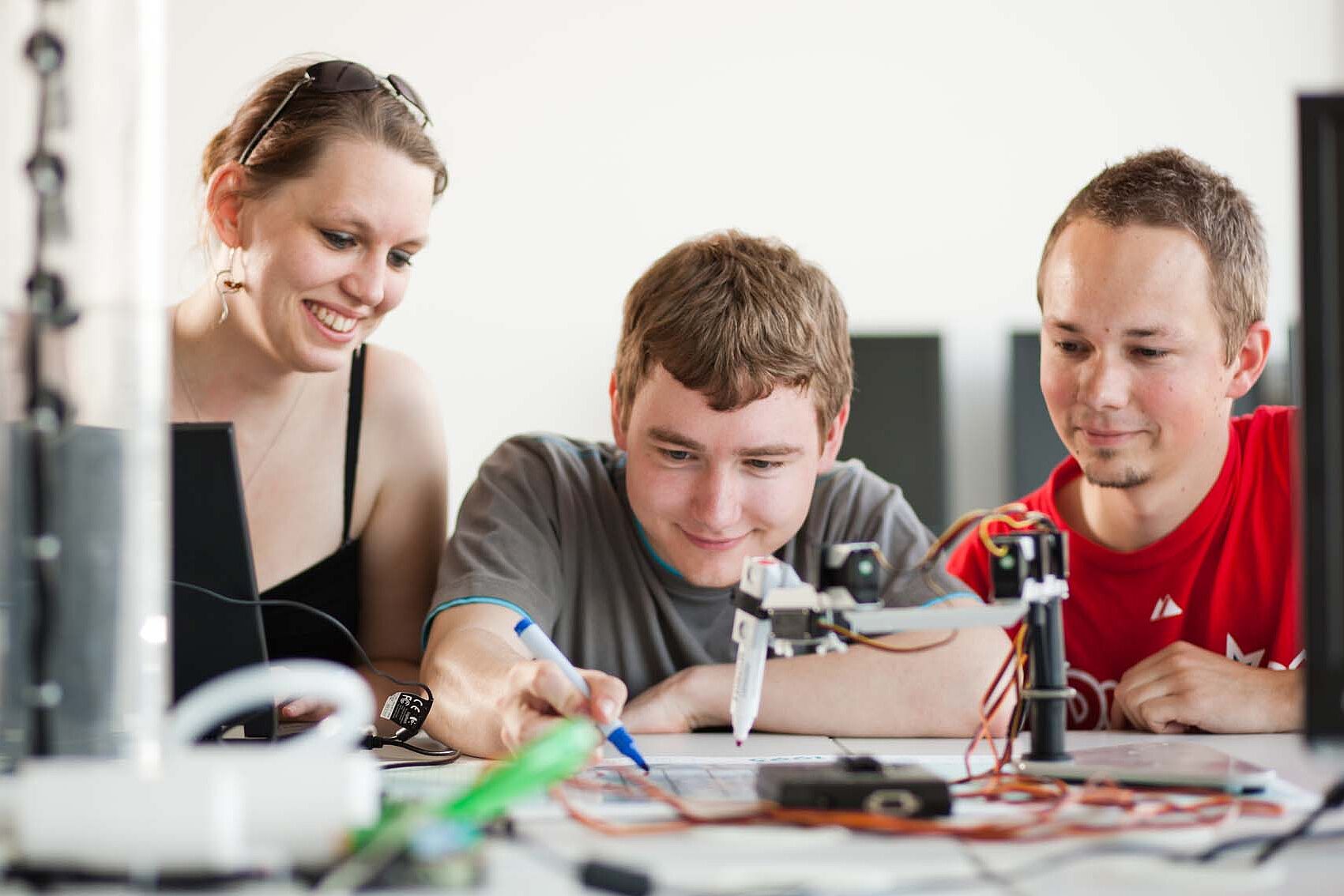 Gruppe Studierender im Labor