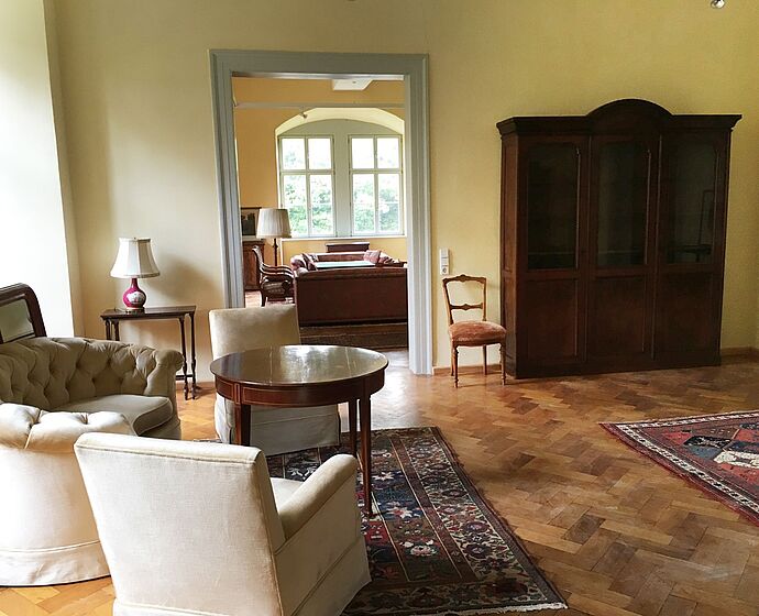 Im Bild ist einer der Salons im 1. OG des Schlosses zu sehen, welcher antik eingerichtet wurde