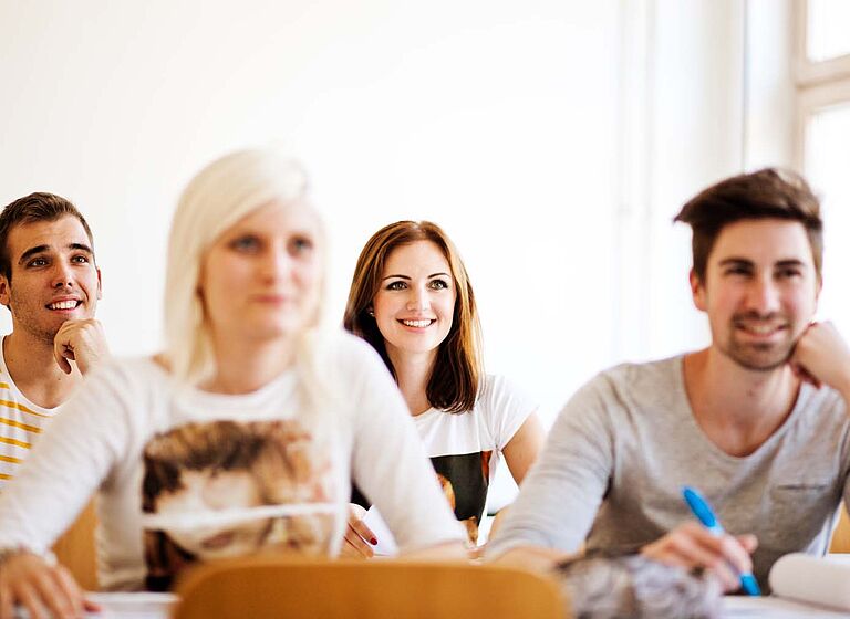 Gruppe Studierende in der Vorlesung im Hörsaal