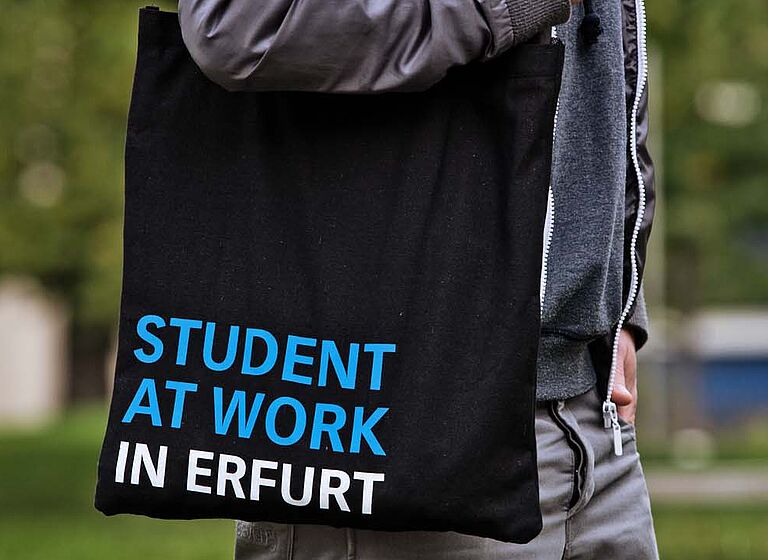 Studierender trägt FH-Beutel