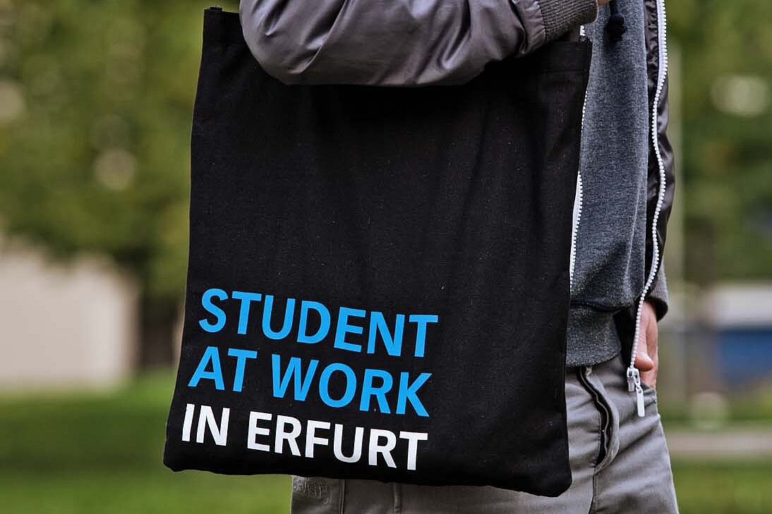 Studierender trägt FH-Beutel