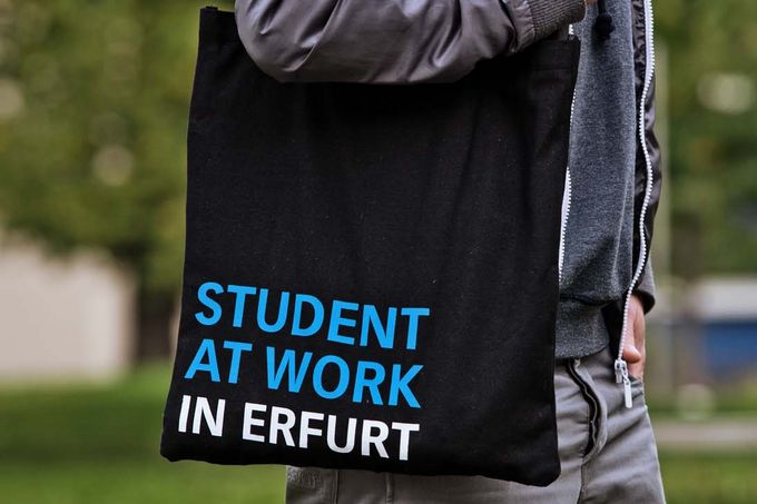 Studierender trägt FH-Beutel
