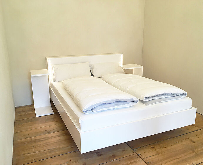 Auf dem Foto ist das Bett des dritten Musterzimmers abgebildet