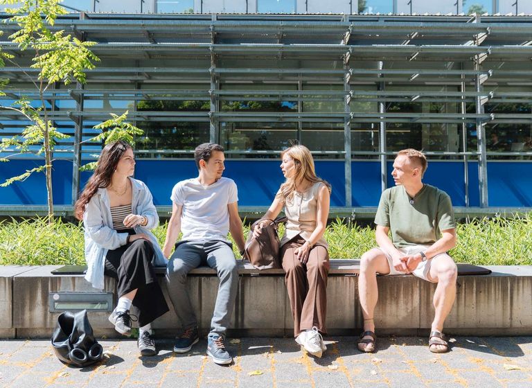 Studierende unterhalten sich auf dem Hauptcampus der Fachhochschule Erfurt. 