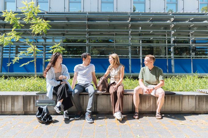 Studierende unterhalten sich auf dem Hauptcampus der Fachhochschule Erfurt. 