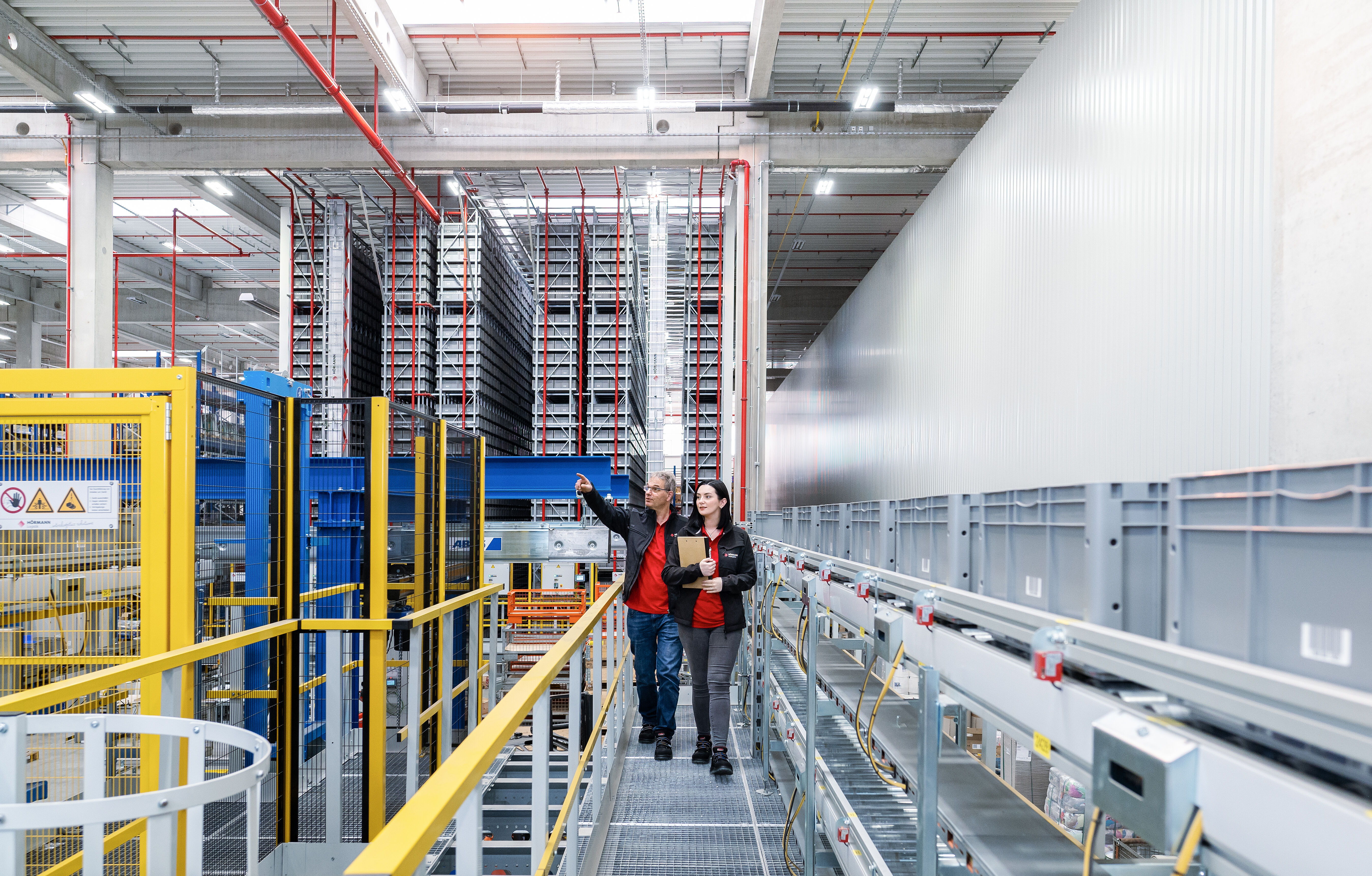 Automatisches Kleinteilelager und Fördertechnik