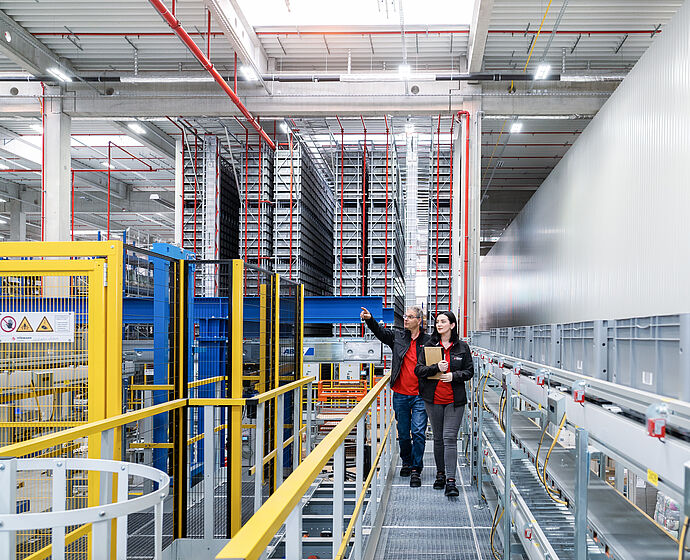 Automatisches Kleinteilelager und Fördertechnik