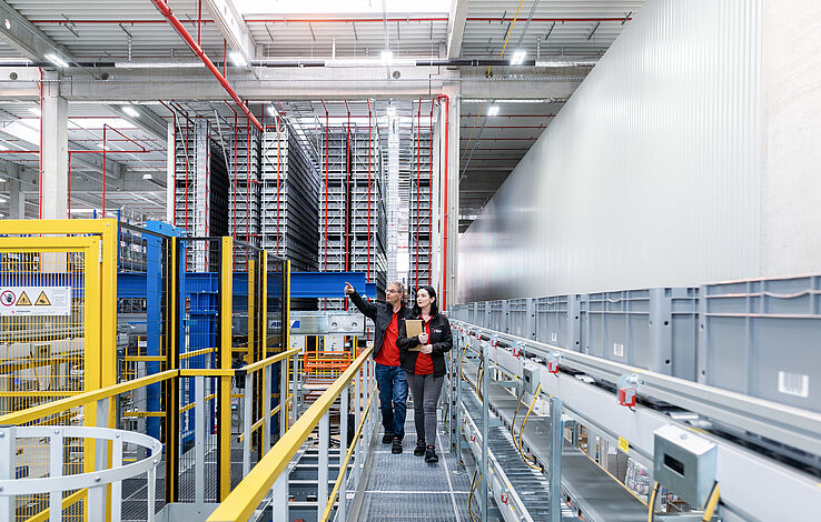 Automatisches Kleinteilelager und Fördertechnik