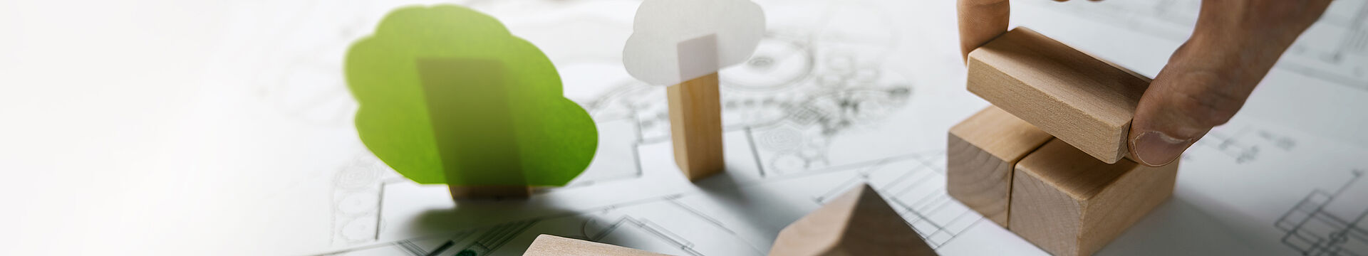 Model-Karte mit Bauklötzen und Bäumen