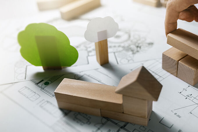 Model-Karte mit Bauklötzen und Bäumen