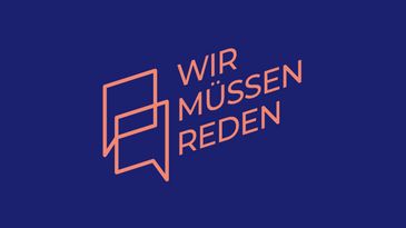 Logo auf einfarbig dunkelblauem Hintergrund in Lachsorange. Links steht ein Symbol aus zwei einfachen Umrissen von Sprechblasen, die sich &uuml;berlappen und leicht schr&auml;g gestellt sind. Rechts daneben steht in schmalen, schr&auml;g gesetzten Versalien in drei Zeilen &bdquo;Wir m&uuml;ssen reden". Das Logo besteht allein aus Symbol und Schrift, es gibt keine weiteren Bildelemente.