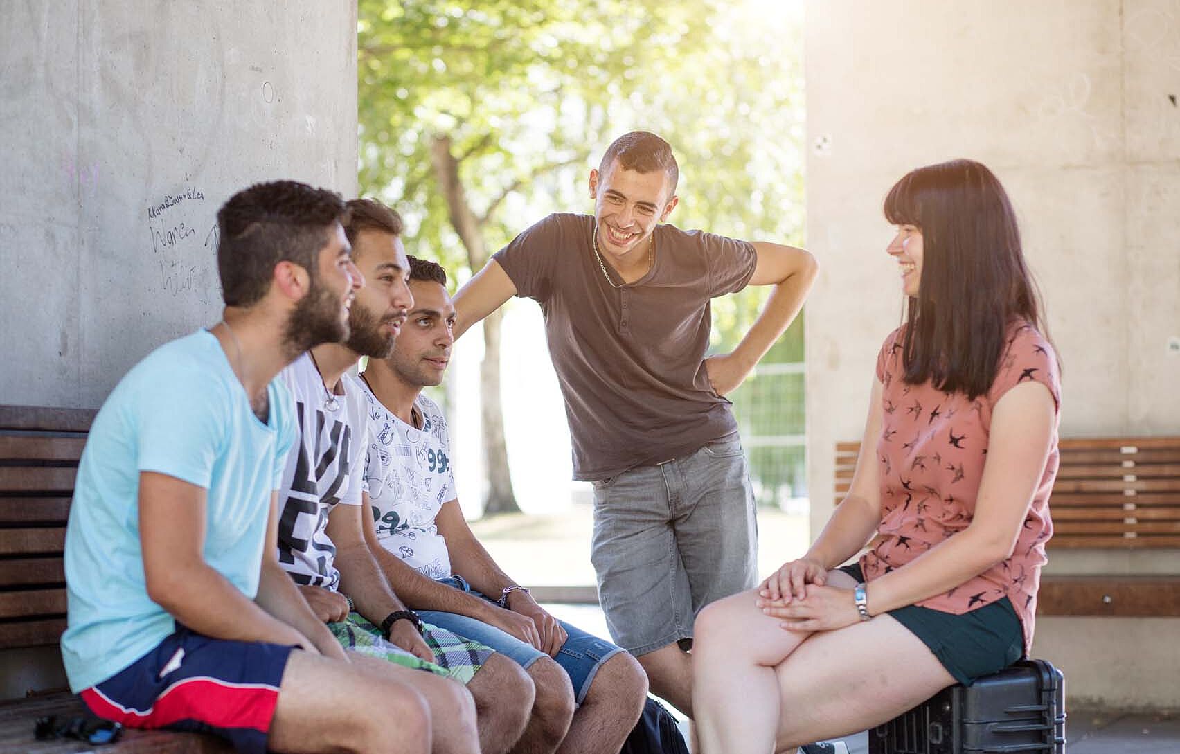 Gruppe Studierende unterhalten sich