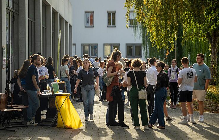 Erstsemester auf dem Campus Altonaer Straße