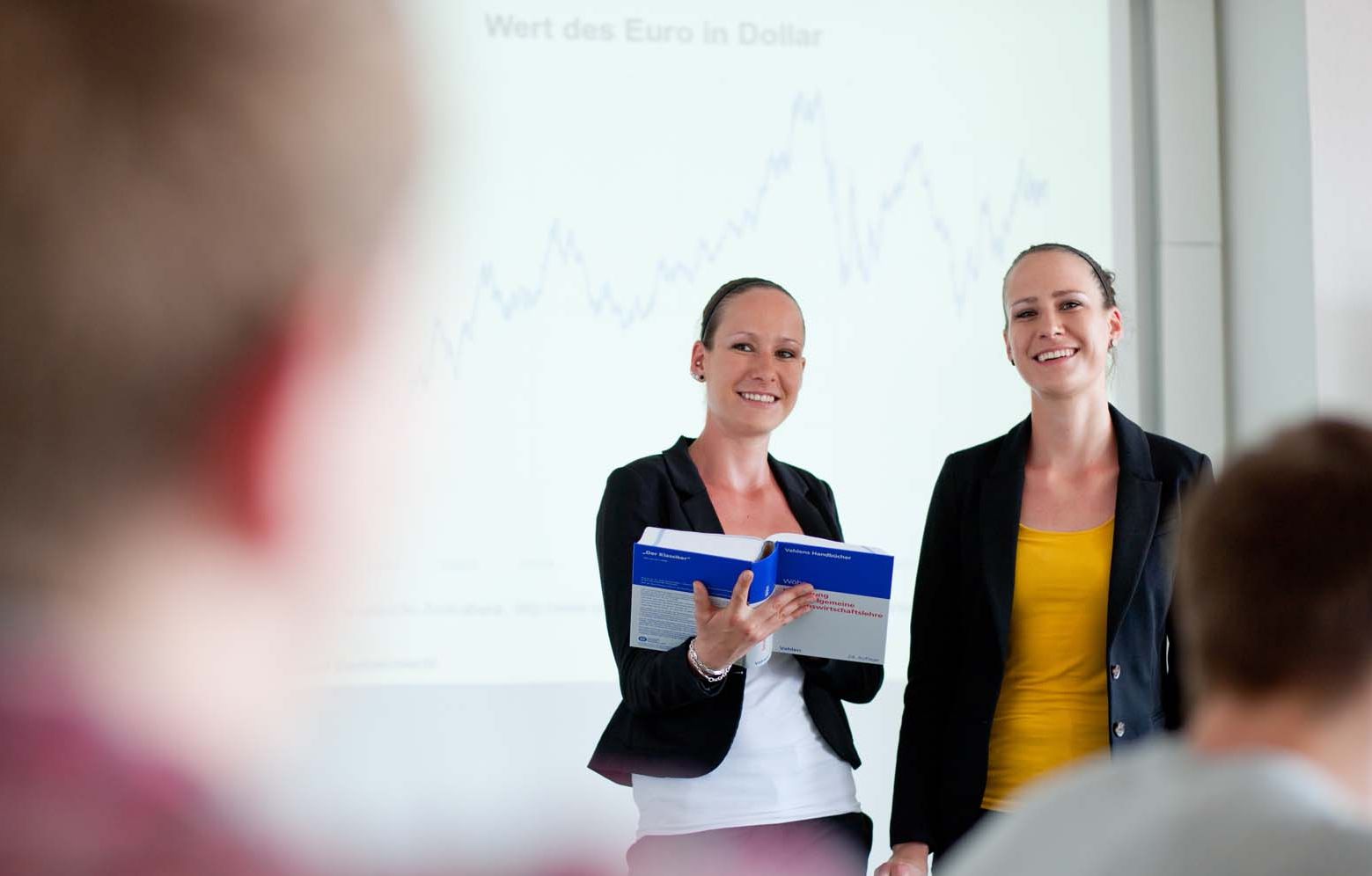 Studierende lernen in der Vorlesung 