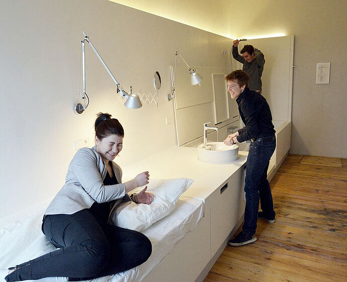 Das Bild zeigt die bearbeitenden Studierendn im fertigen Musterzimmer