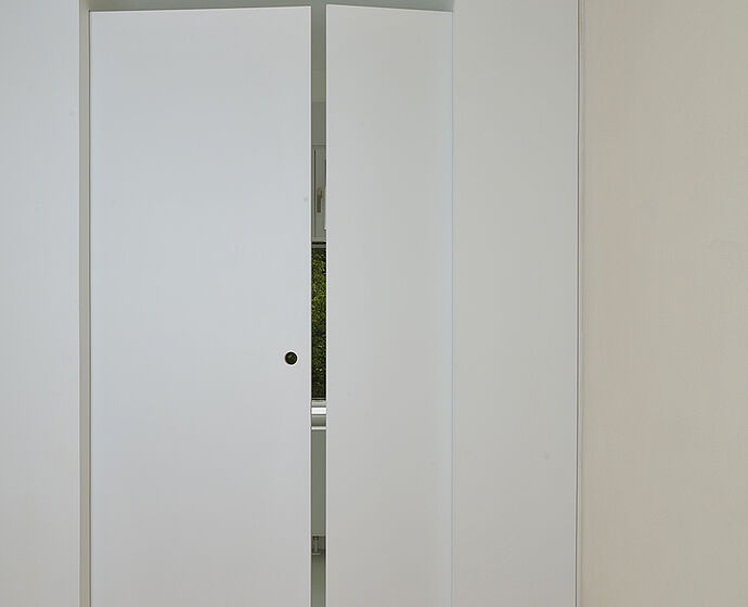 Das Foto zeigt die doppelte Wand mit geöffneten Türen