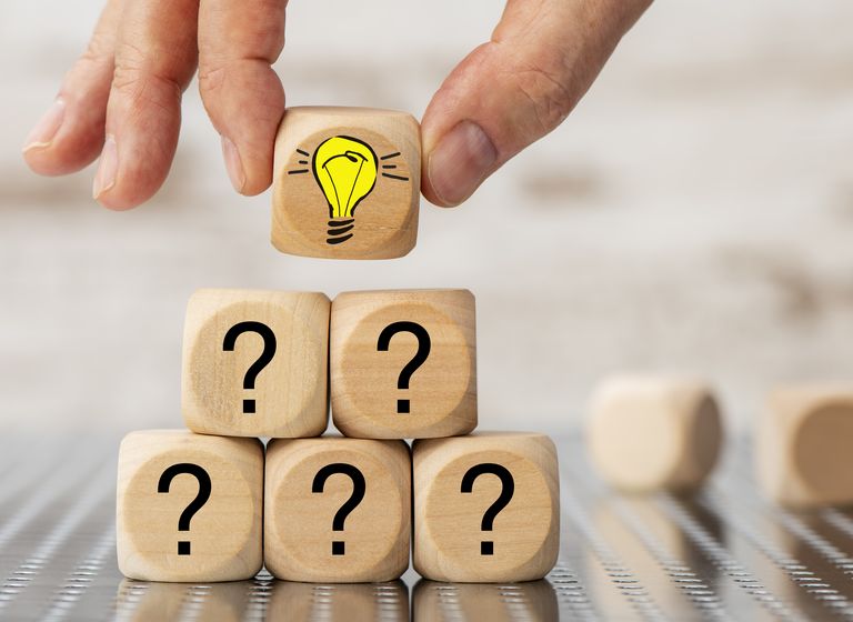 Frage und Antwort mit Idee und Intelligenz