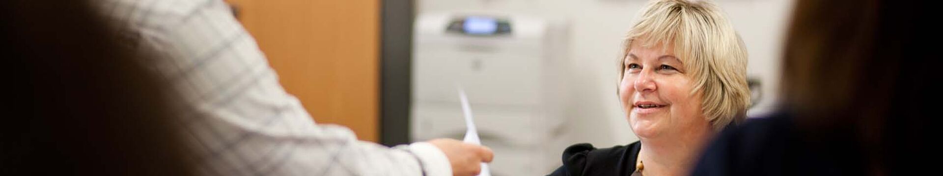 Studierender lässt sich an Theke beraten