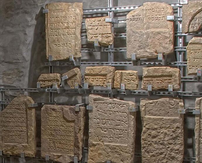 Lapidarium jüdischer Grabsteine im Keller des steinernen Hauses in Erfurt