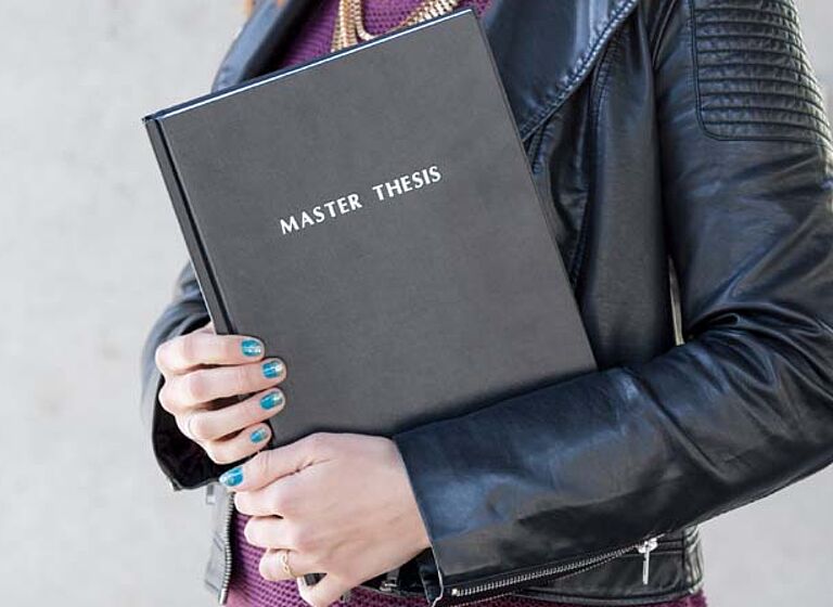 Studierende hält Zeugnis